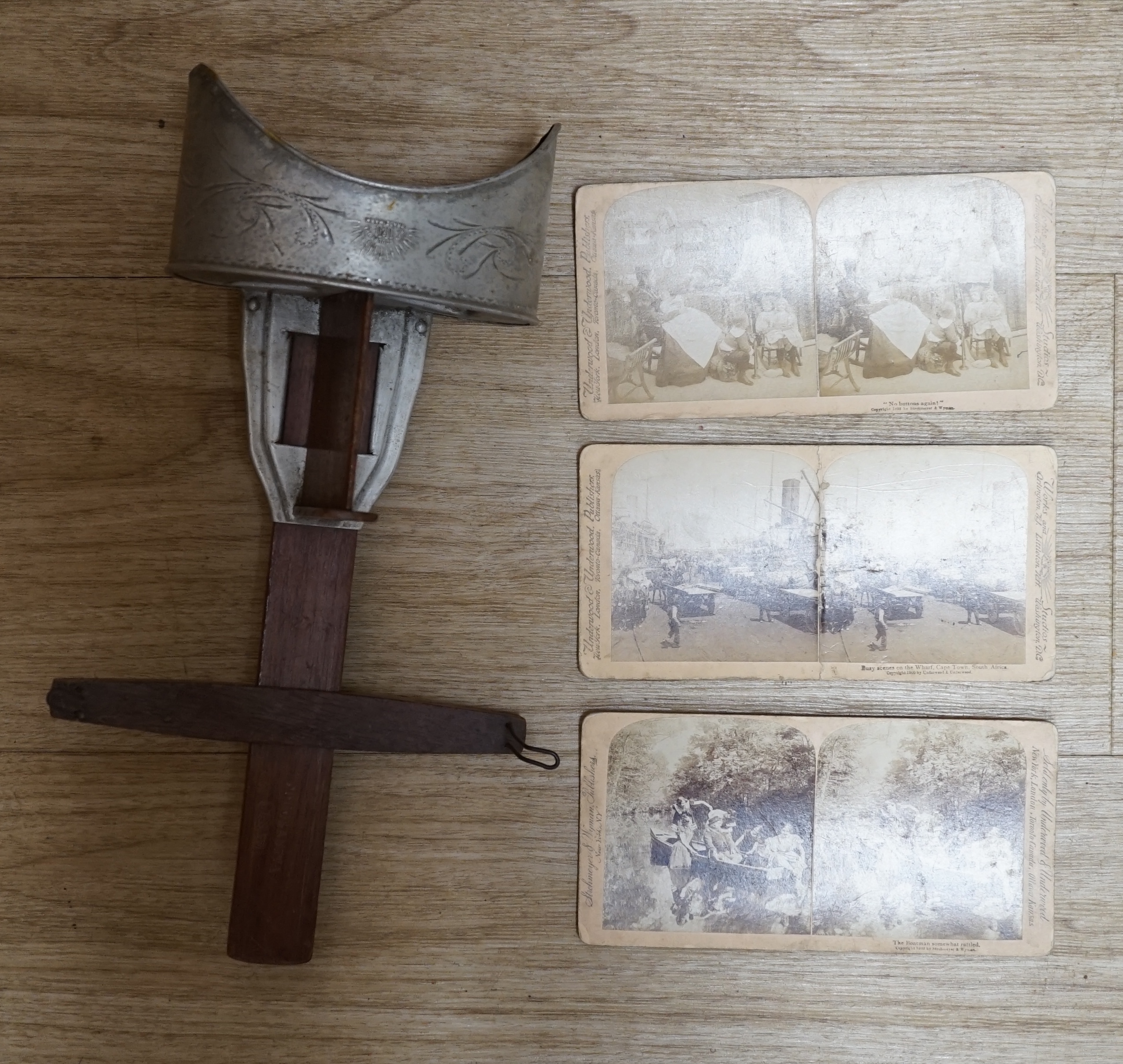 A Doug & Anita Lear stereoscope viewer and an Underwood book box of Niagra Falls cards, together with a collection of loose cards. Condition - fair
